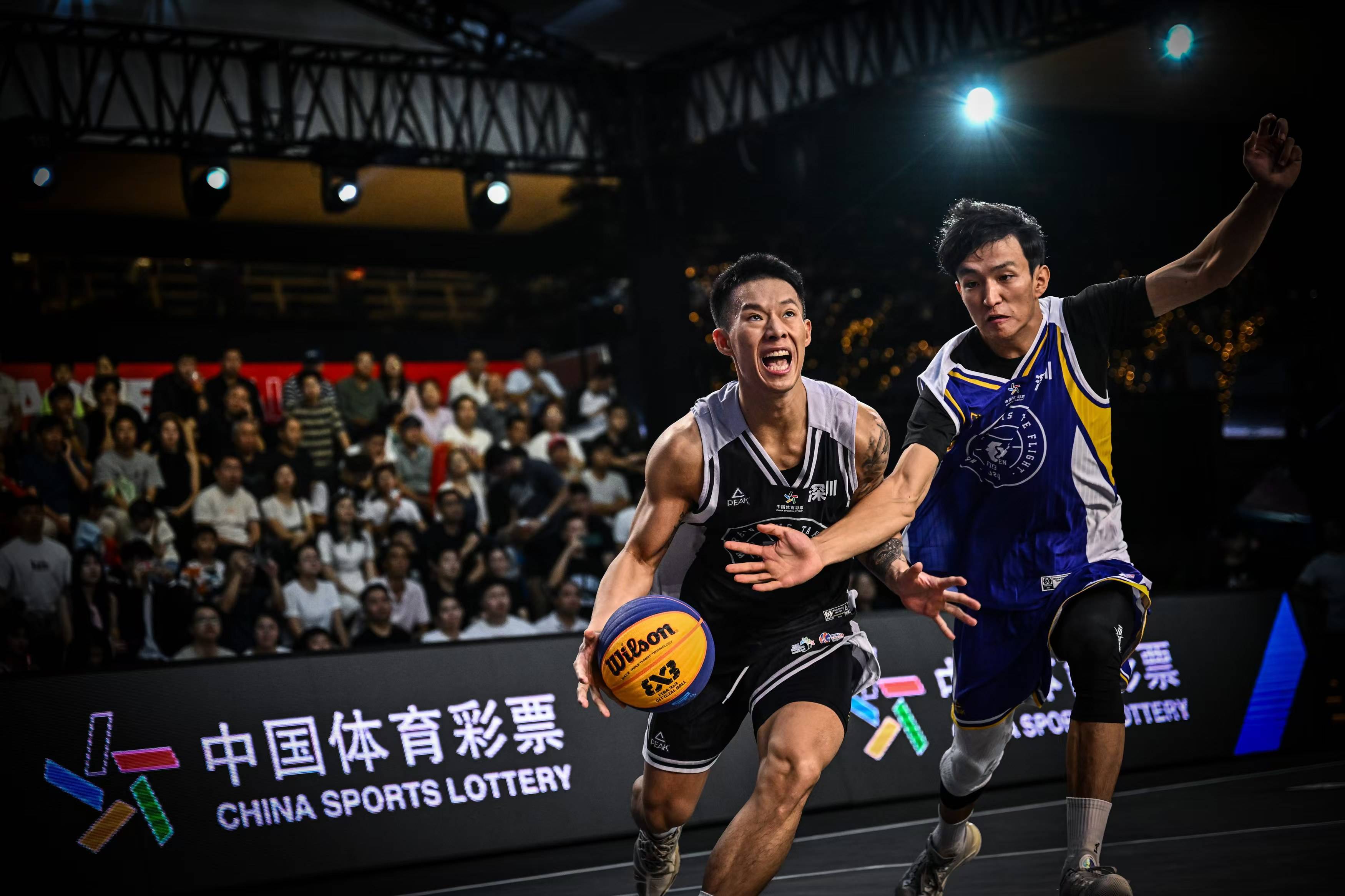 热门球队在国内男子篮球联赛中搏斗争胜