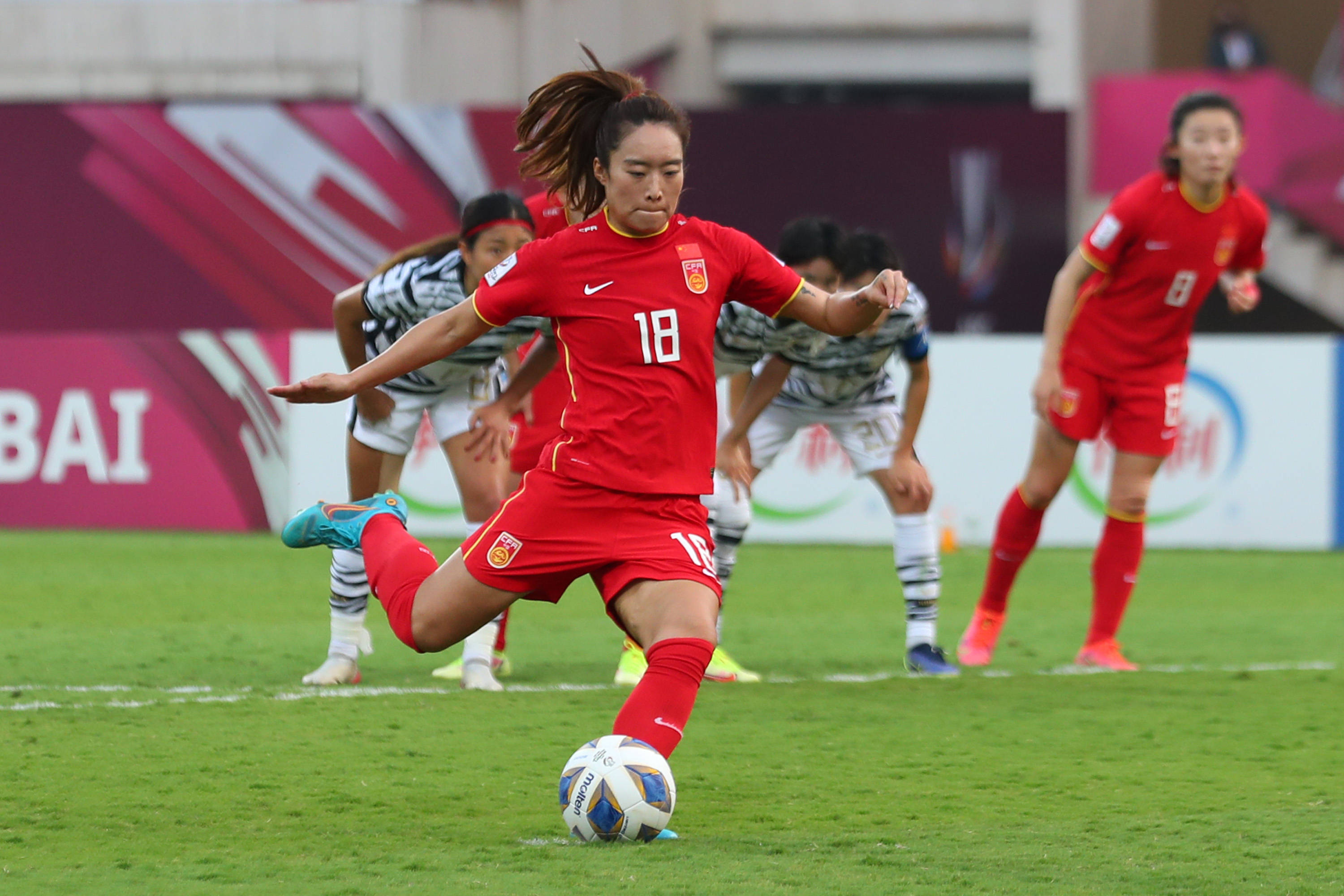 国内女子足球赛事中，中国队表现出色夺冠