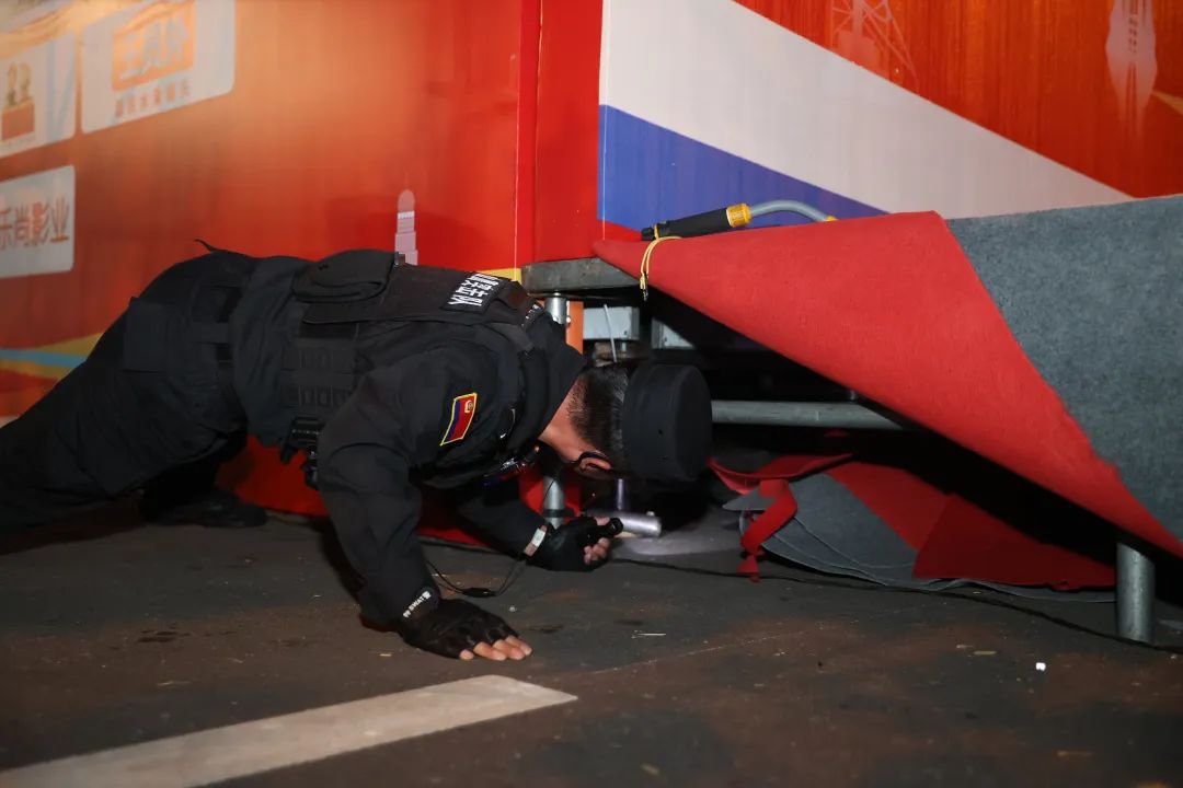 包含观众赛场爆发争执安保人员维持秩序的词条