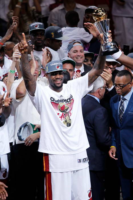 NBA巨星举起总决赛MVP奖杯，领奖台上耀眼光芒