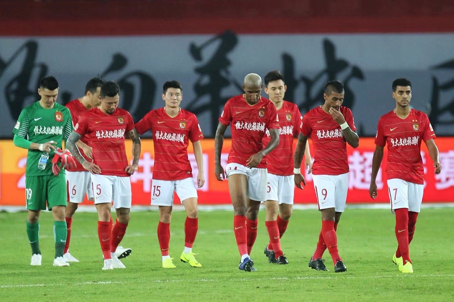关于上海上港遭遇连败，备战需全面检讨的信息