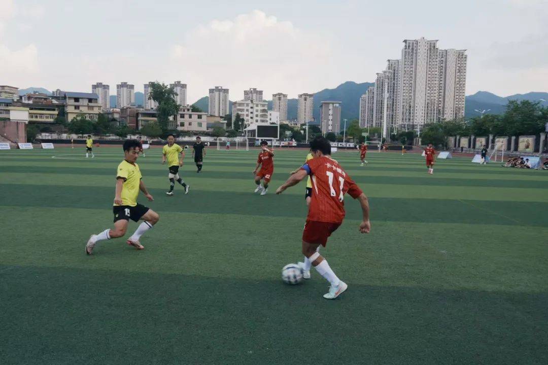 体育精彩瞬间：球员们斗志昂扬迎战挑战