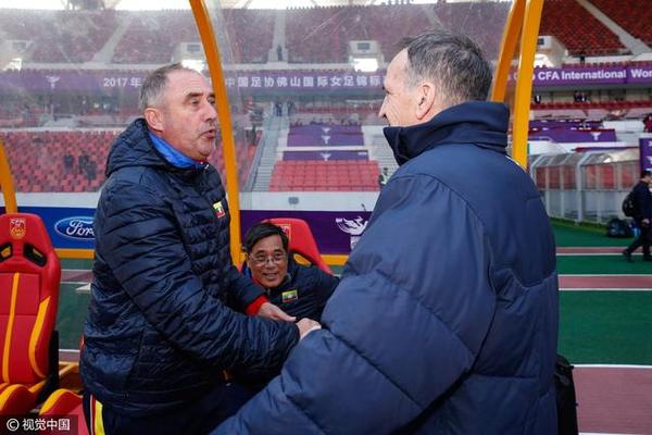 荷兰女足队员在比赛中展现自信实力