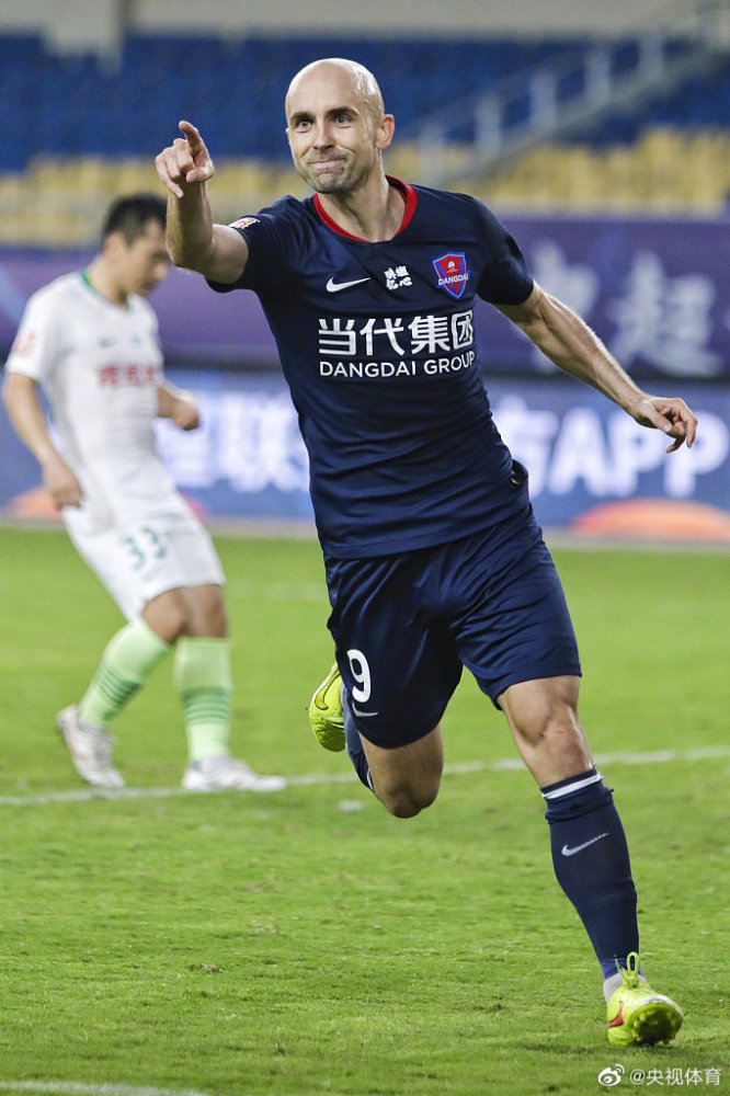 青岛黄海客场大胜重庆斯威，喜迎胜利的简单介绍