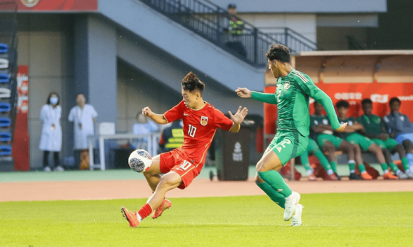 角逐过程中球员努力拼搏，为队伍争取胜利