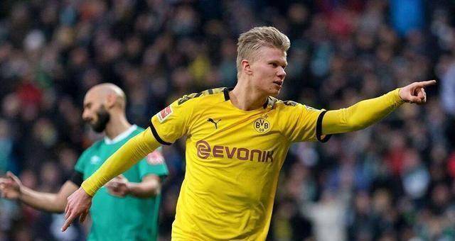 多特蒙德主教练法夫尔观战，默默注视球队表现