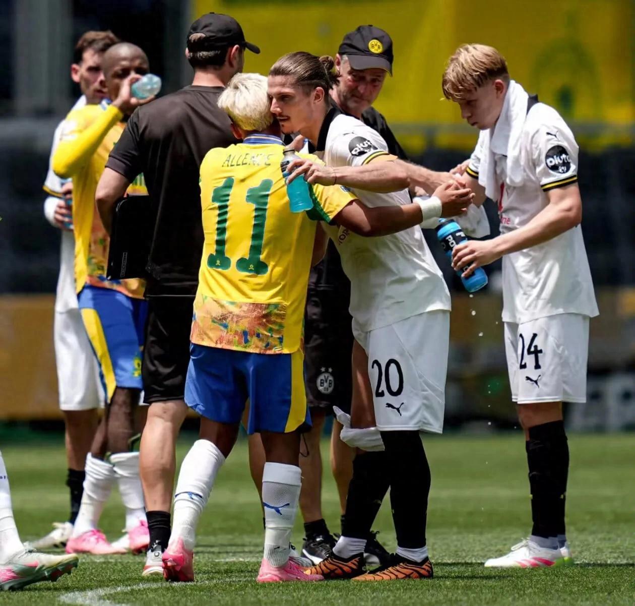 多特蒙德主教练法夫尔观战，默默注视球队表现