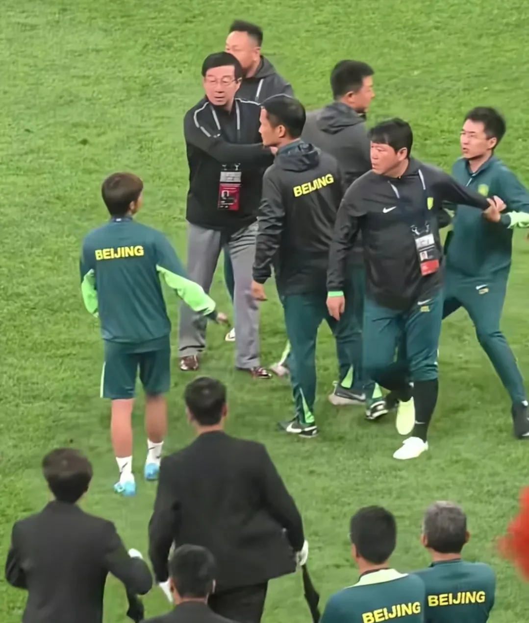 足球比赛场面混乱，裁判纷纷被控不公正判罚