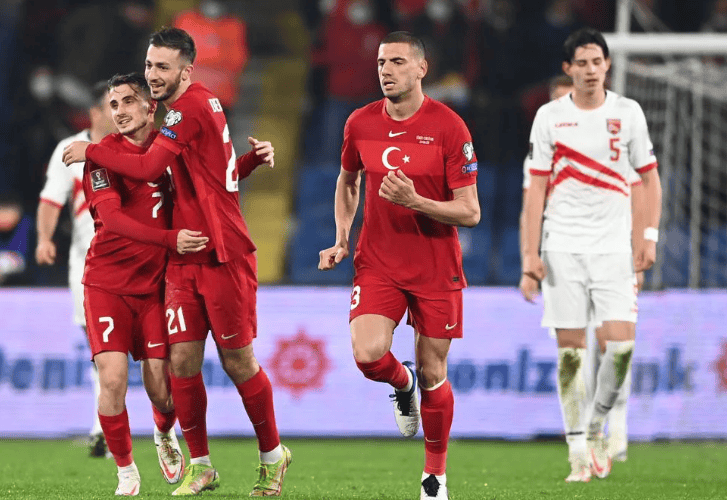 开云下载-欧洲杯赛场上风起云涌，观众热情高涨