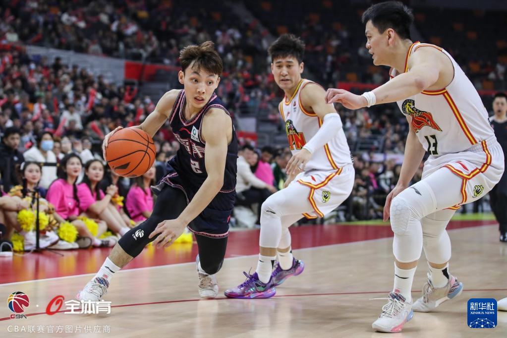 建业队员合力发威，迎来联赛连胜