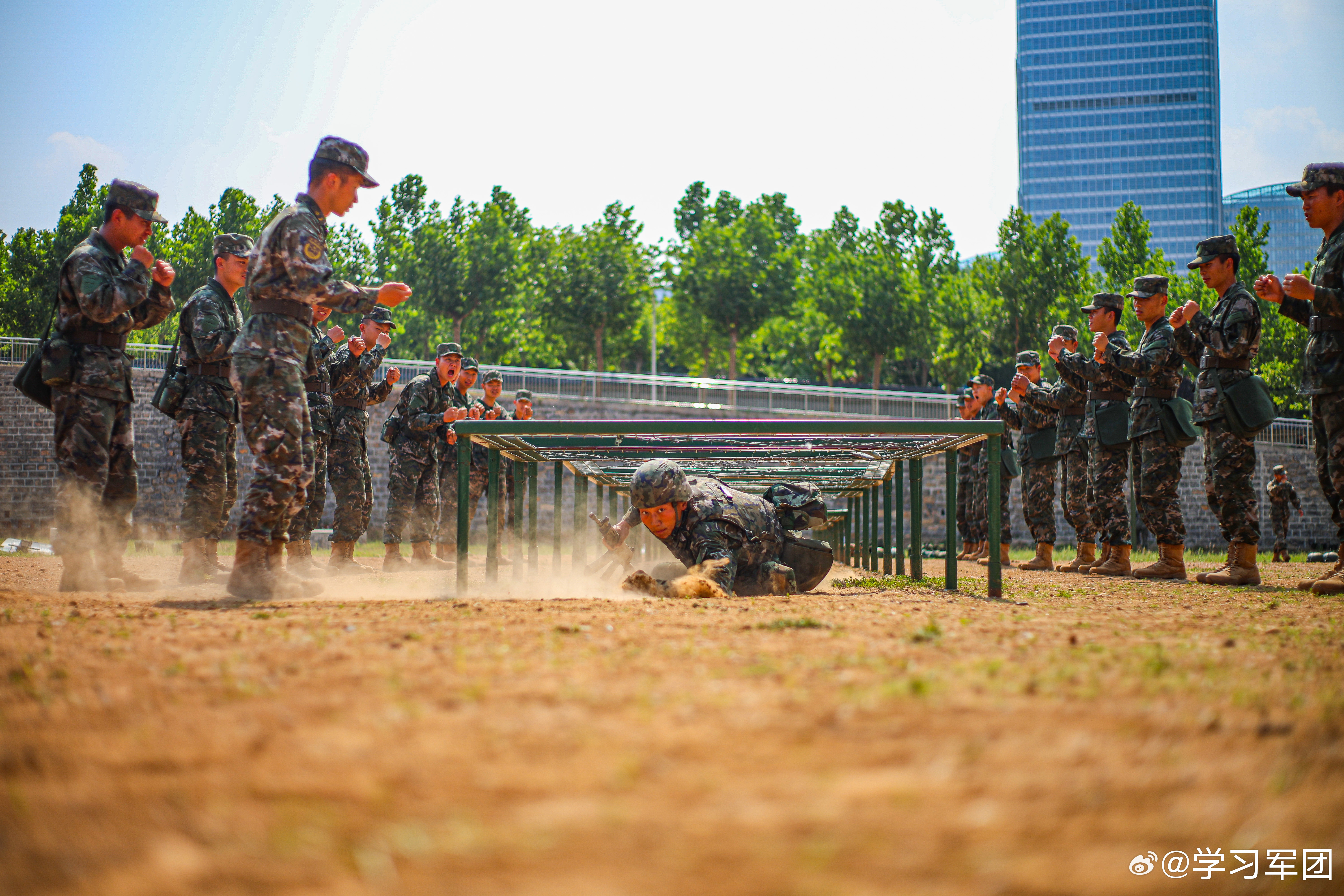 开云体育入口-包含胜利在望！中国足球队返场争夺胜利，士气高昂的词条