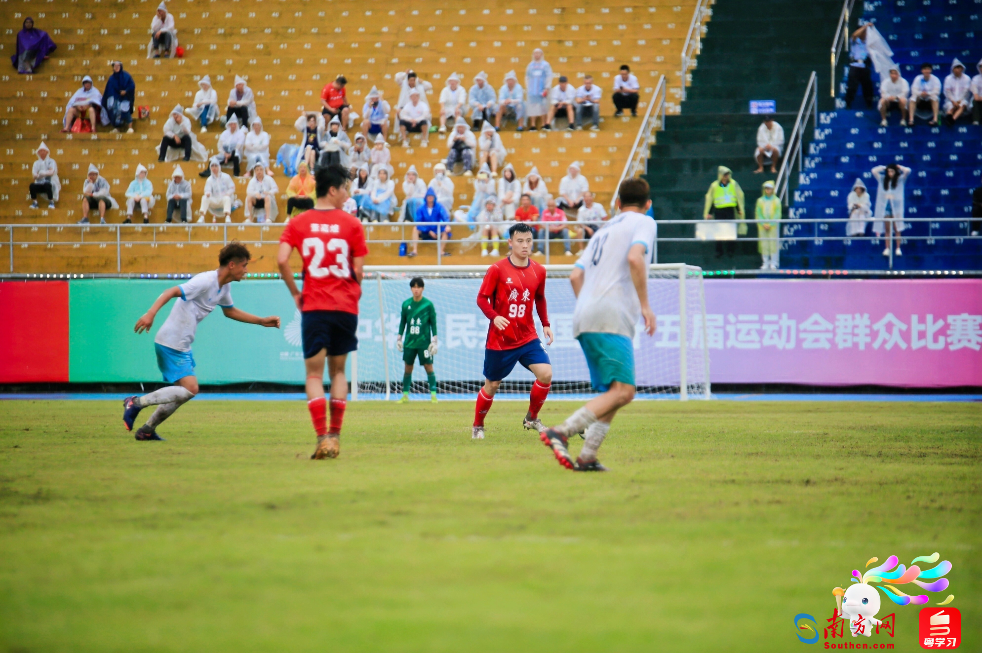 包含胜利在望！中国足球队返场争夺胜利，士气高昂的词条