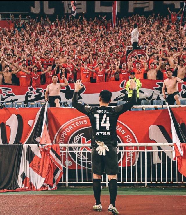 强队连胜引发球迷狂热，全民关注的简单介绍