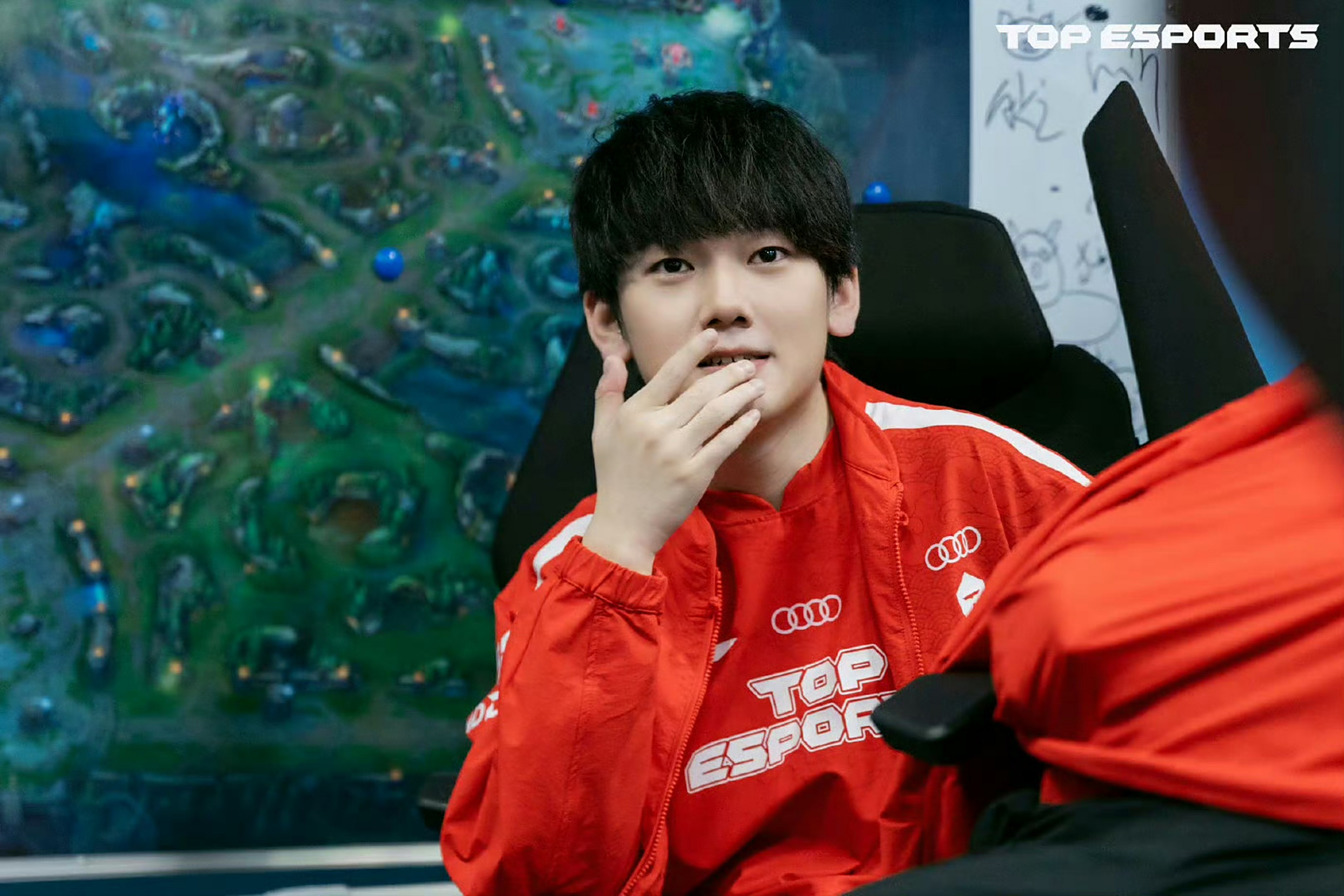 EDG鏖战WBG，Clid团战一打五焦点之战小组赛，锁定晋级资格