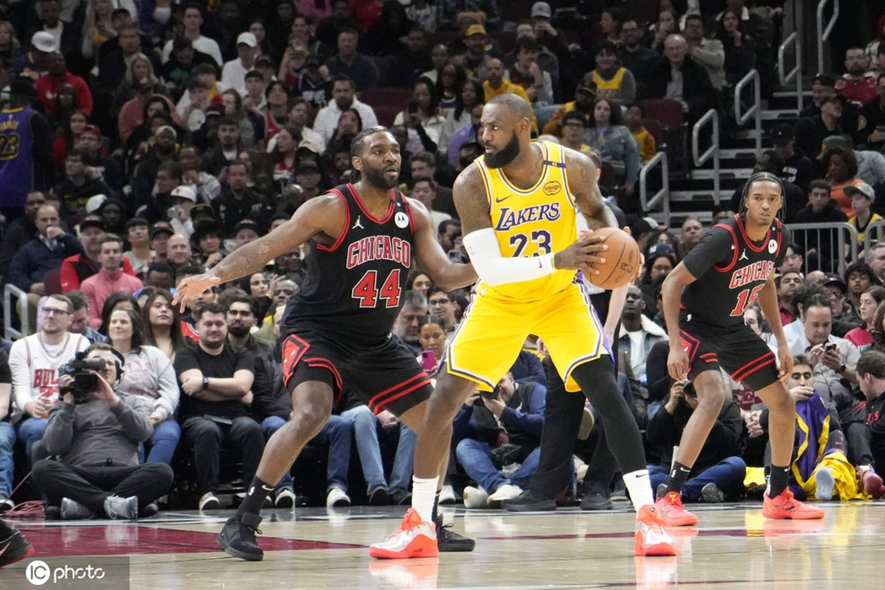 湖人横扫马刺，詹姆斯轰下31分