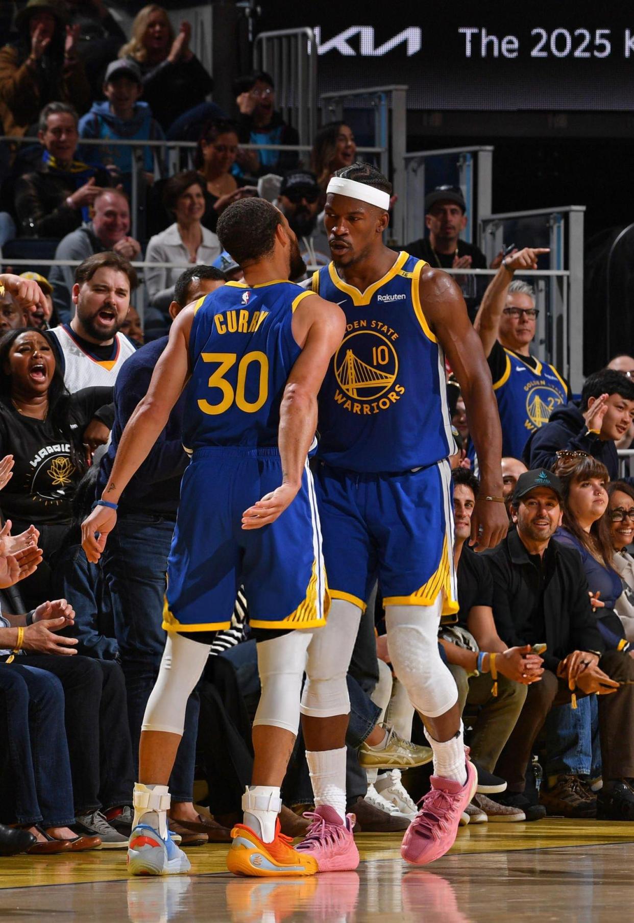 勇士主场战胜独行侠，库里砍下30分