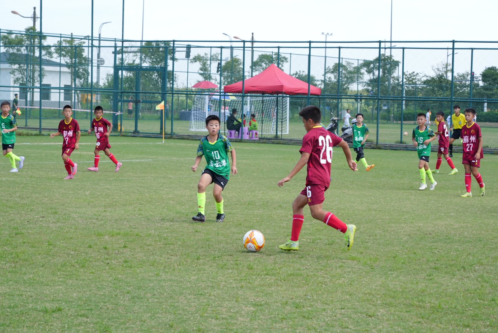 开云官网-国内足球锦标战开启，球员风采尽显激情十足！