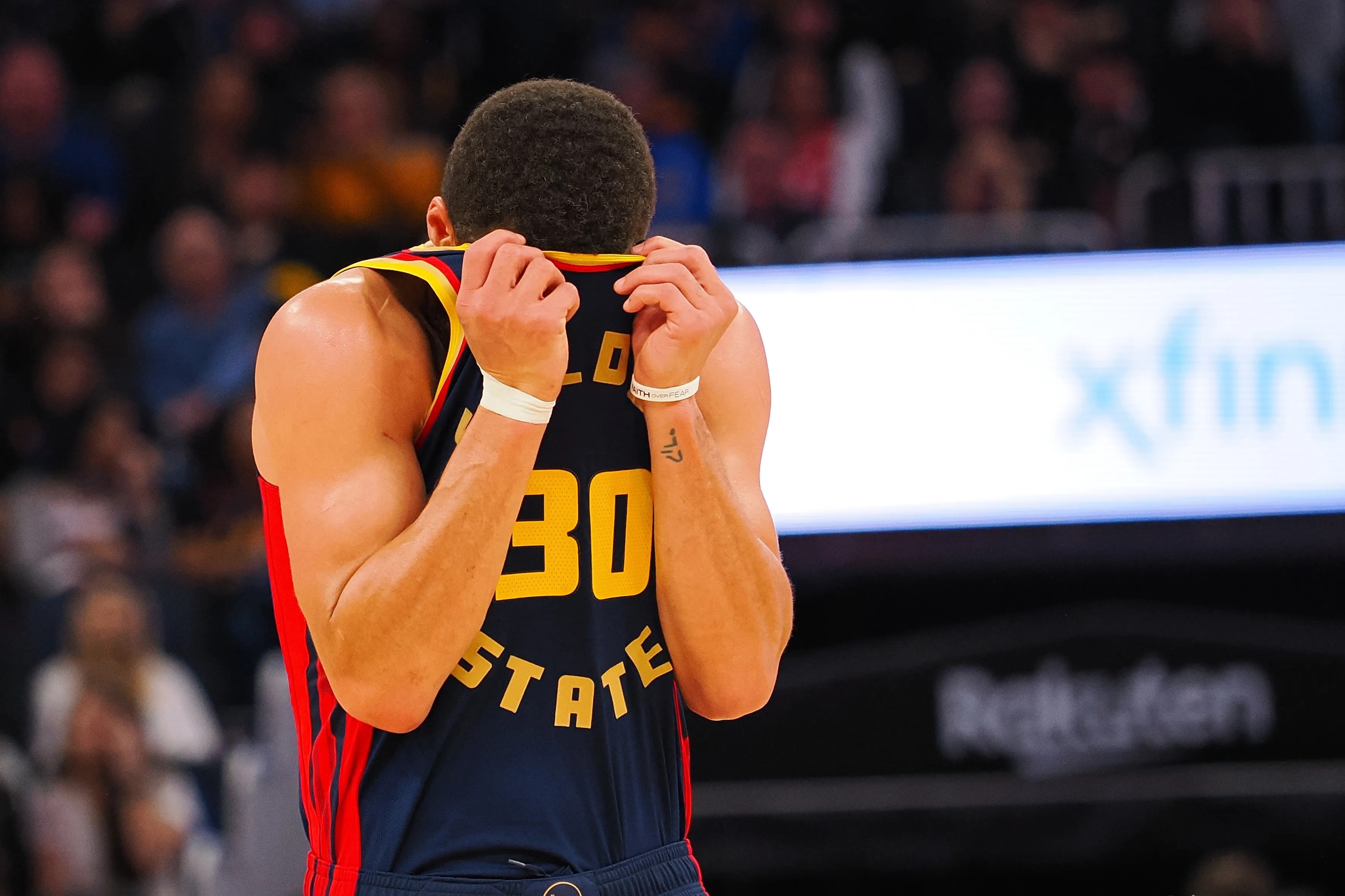 开云体育-勇士队惨遭76人逆转，库里三分不中让球迷失望的简单介绍