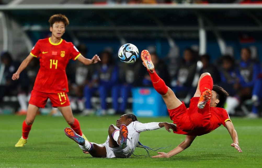 国内女足选手在比赛中展现出色技术