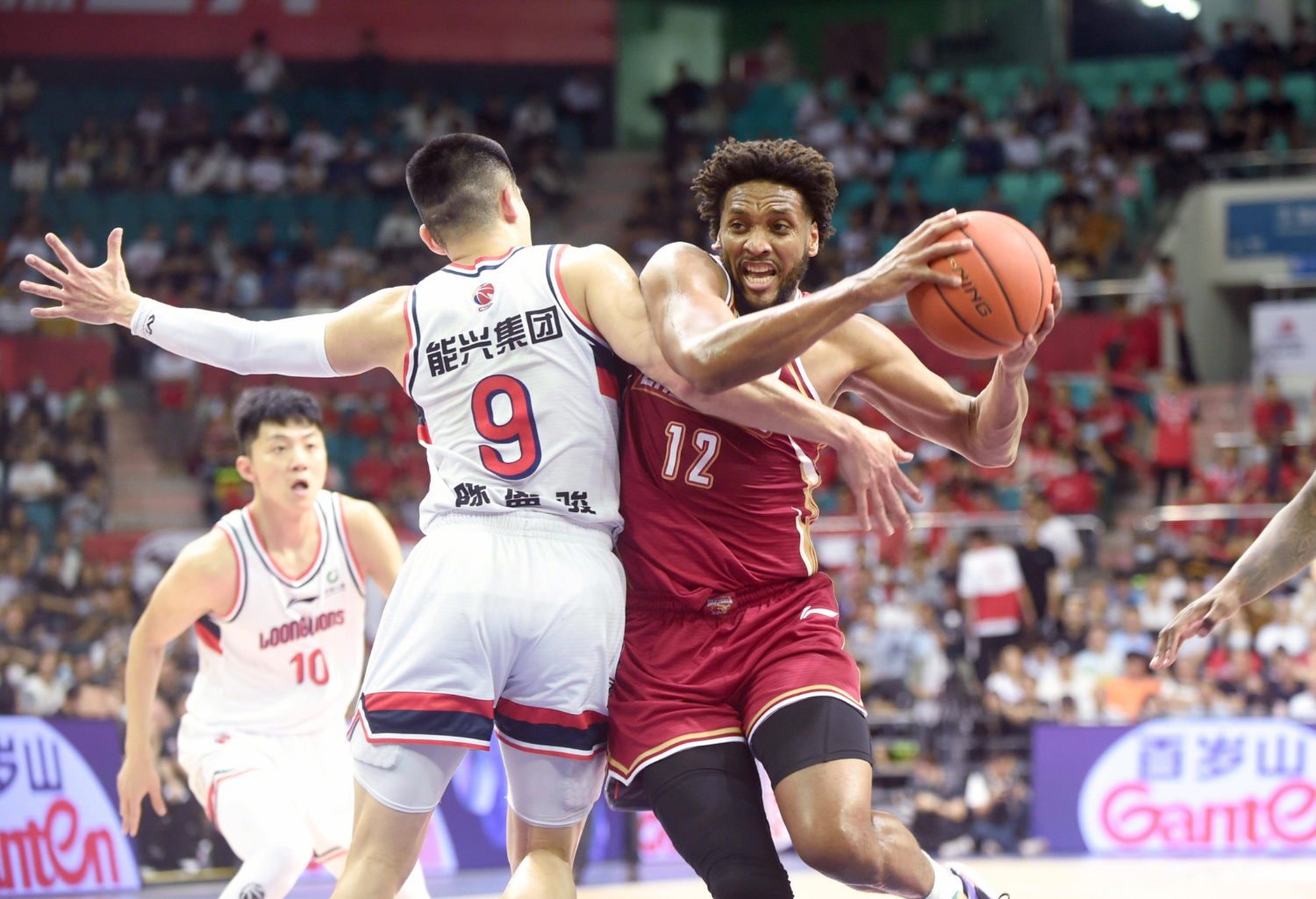 山东队险胜爵士,西亚卡姆带队取胜 山东队险胜爵士,西亚卡姆带队取胜