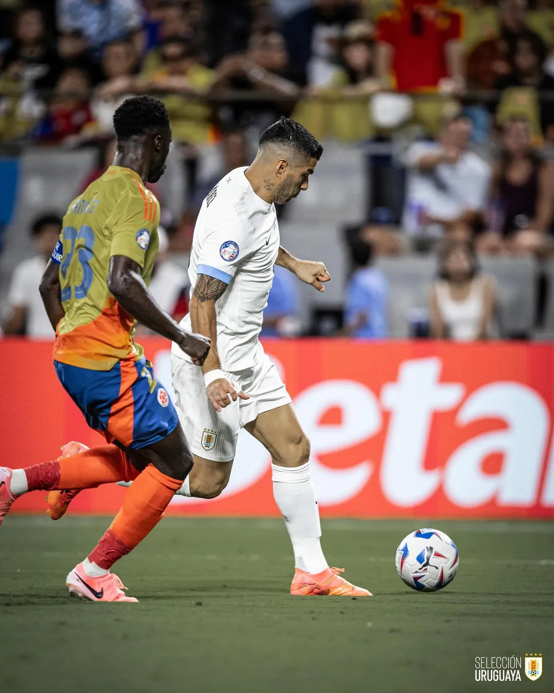 英格兰翻盘荷兰，苏亚雷斯点燃赛场